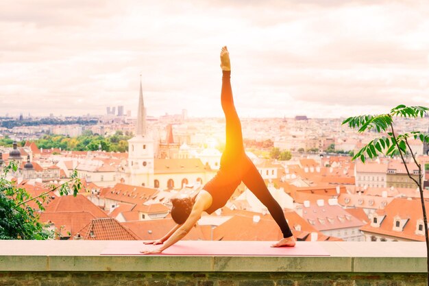 Rijpe Aziatische vrouw die yogatraining doet in een park Concept levensstijlfitness en gezond