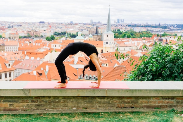 Rijpe Aziatische vrouw die yogatraining in park doet Concept levensstijlfitness en gezond?