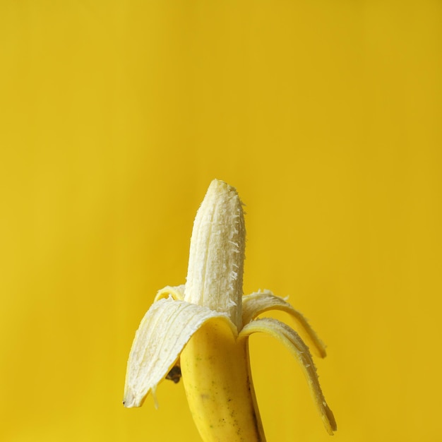 Rijpe banaan geïsoleerd op gele achtergrond Creatieve zwart-wit gele mood