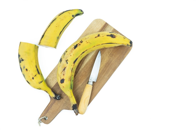 Rijpe banaan op wit