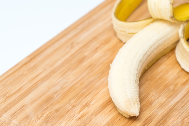 Rijpe bananen op een houten ondergrond.