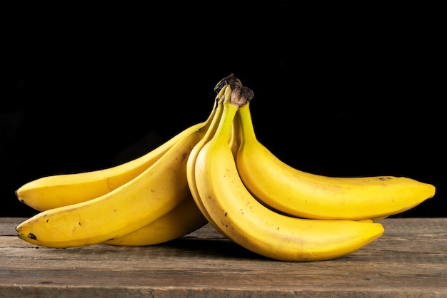 Rijpe bananen op een houten tafel