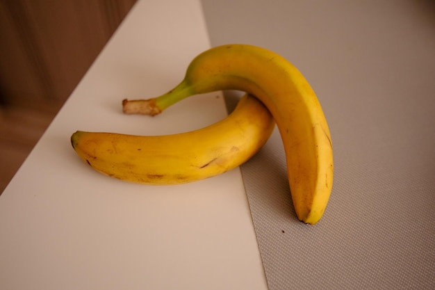 Rijpe Bananen op een Lijst Kleurrijk en Gezond Fruit Stock Fotografie