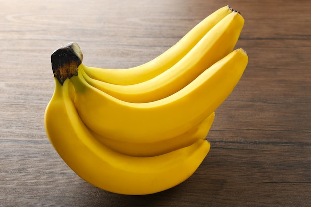 Rijpe bananen op houten achtergrond