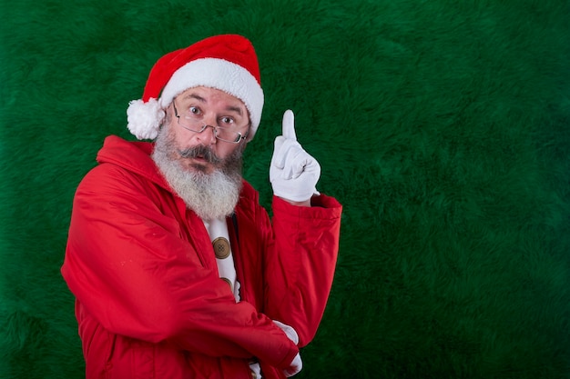 Rijpe bebaarde man met bril op zijn gezicht met kerstmuts