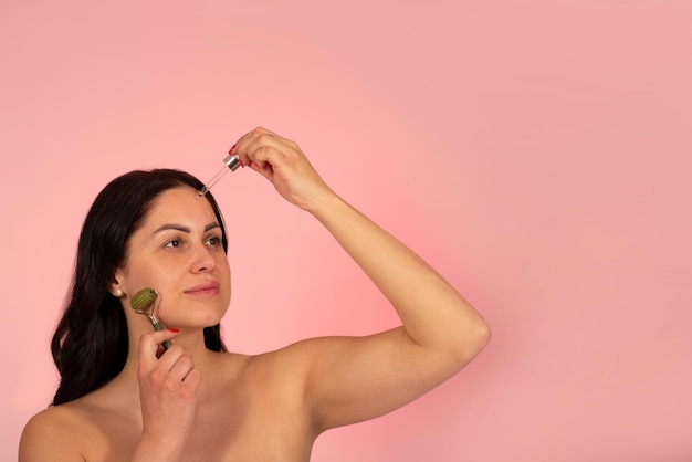 Rijpe blanke vrouw schoonheid studio opname huidverzorging anti-aging routine en massage gezicht