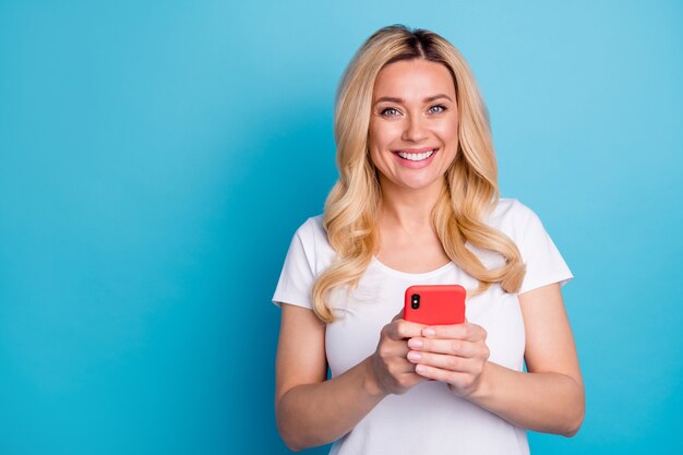 rijpe blonde mooie dame houd telefoon communiceren