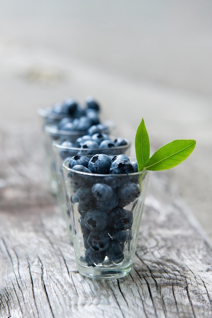 Rijpe bosbessen op een houten ondergrond. Fruit smakelijke achtergrond.