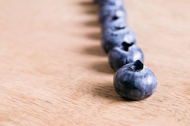 Rijpe bosbessen op een houten ondergrond. Fruit smakelijke achtergrond.