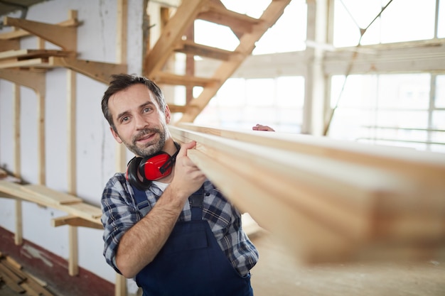 Rijpe bouwer met houten planken