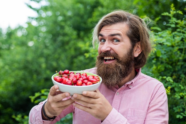 Rijpe brutale hipster met rijpe verse kersengezondheid