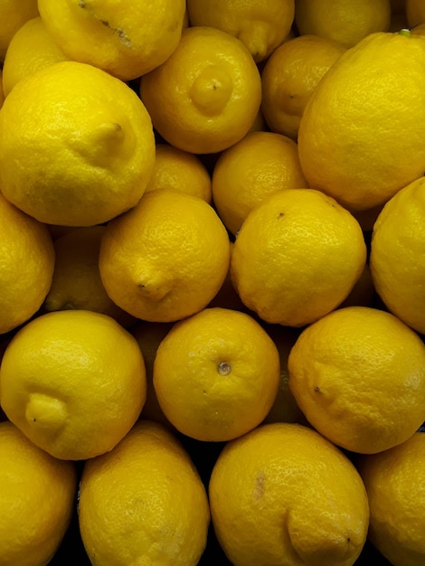 Rijpe citroenen Citrus limon verkopen in de markt