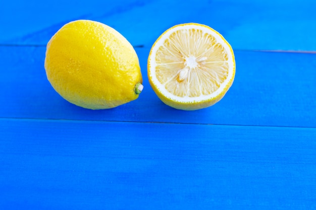 Rijpe citroenen en limoenen op blauwe houten