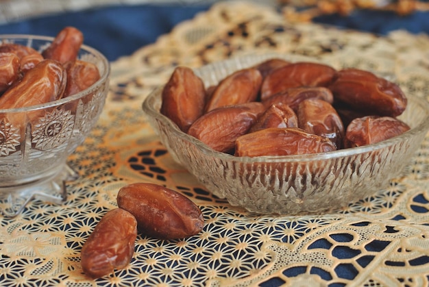 Rijpe dadels in een kom op het oppervlak Ramadan-tijd