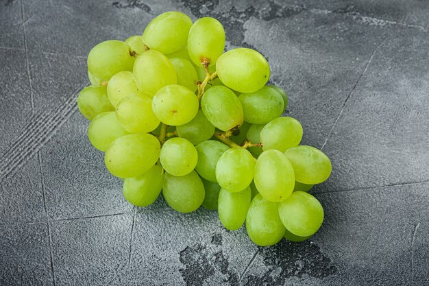 Rijpe druivenset, groen fruit, op grijze stenen achtergrond