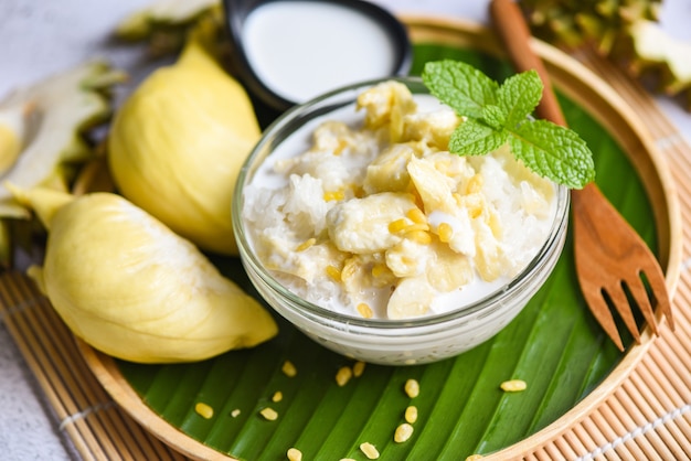 Rijpe durian rijst gekookt met kokosmelk Aziatisch Thais dessert tropisch zoet durian schil zomerfruit