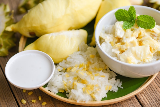 Rijpe durian rijst gekookt met kokosmelk Aziatisch Thais dessert tropisch zoet durian schil zomerfruit