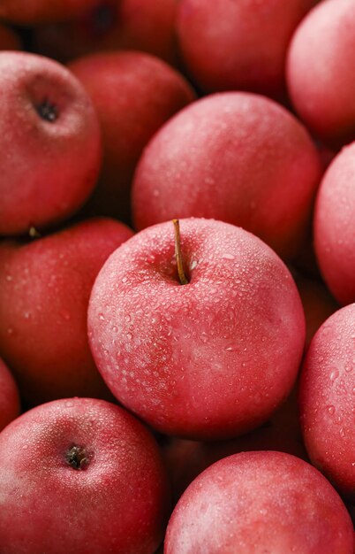 Rijpe en sappige Rode appels met dauwdruppels. Sappig fruit In volledig scherm