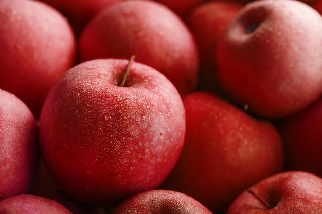 Rijpe en sappige rode appels op een groene achtergrond.