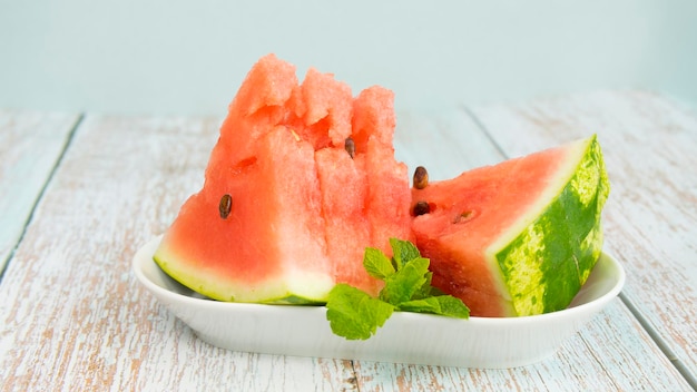 Rijpe en sappige watermeloen op een bord