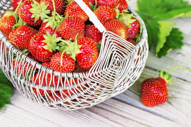 Rijpe en smakelijke aardbeien metaal een mand in de straat