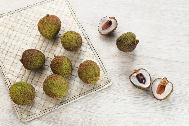 Rijpe en verse groene lychees op houten tafel