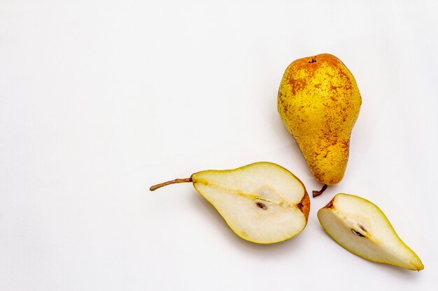 Rijpe enkele peer. Vers geheel fruit, half gesneden, zaden.