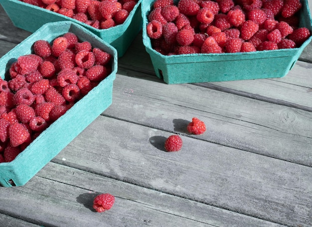 Rijpe framboos in dienblad op houten tafel