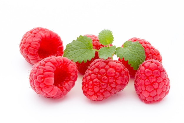 Rijpe framboos met blad geïsoleerd op de witte achtergrond.