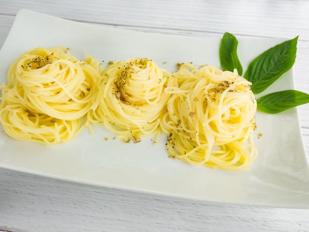 rijpe gekookte pasta spaghetti tomatensaus oregano in witte plaat