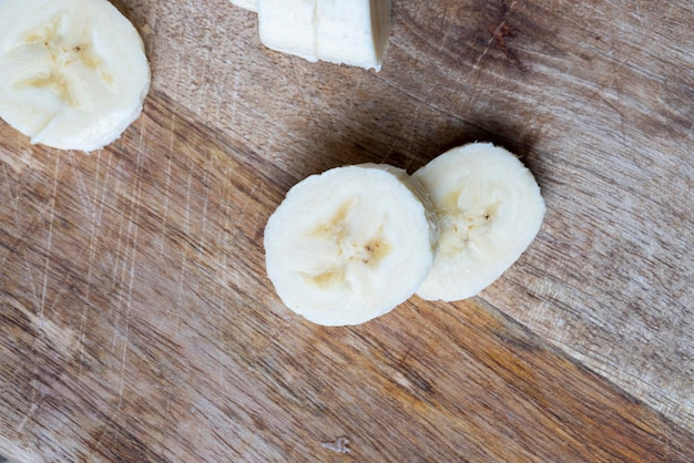 Rijpe gele banaan in stukjes gesneden