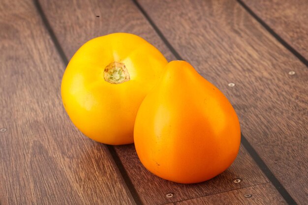 Rijpe gele helder sappige tomatenhoop