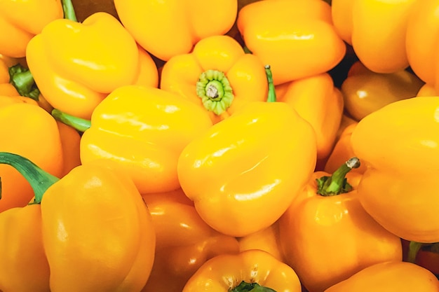 Rijpe gele paprika Groenten verkopen bij supermarkt of boerenmarkt Eco food