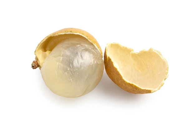 Rijpe gepelde verse Longan Dimocarpus longan geïsoleerd op een witte achtergrond Clipping path