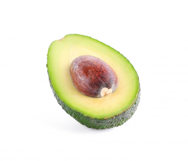 Rijpe gesneden avocado die op wit wordt geïsoleerd