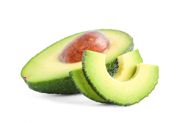 Rijpe gesneden avocado met plakjes geïsoleerd op wit