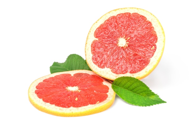 Rijpe gesneden grapefruit en plak geïsoleerd op wit knipsel