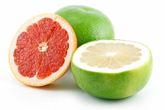 Foto rijpe gesneden grapefruit geïsoleerd op wit