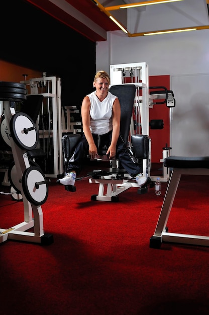 Rijpe gezonde vrouw traint in fitness