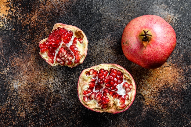 Rijpe Granaatappel. Biologisch fruit. Zwarte achtergrond. Bovenaanzicht