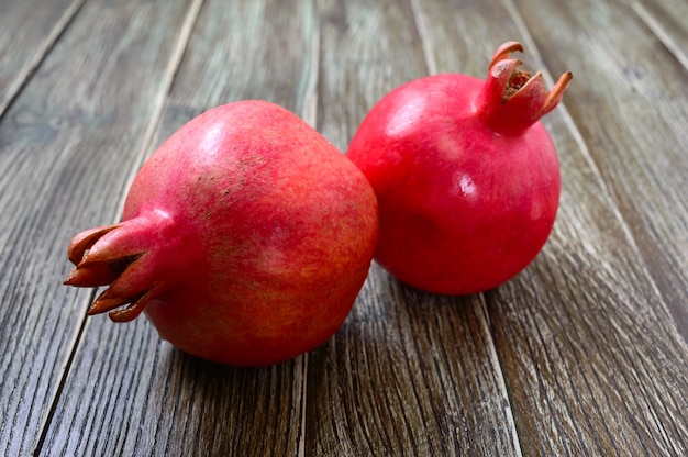 Rijpe granaatappel fruit close-up op houten achtergrond. Gezond eetconcept