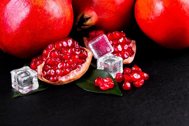 Rijpe granaatappelfruiten op de houten achtergrond