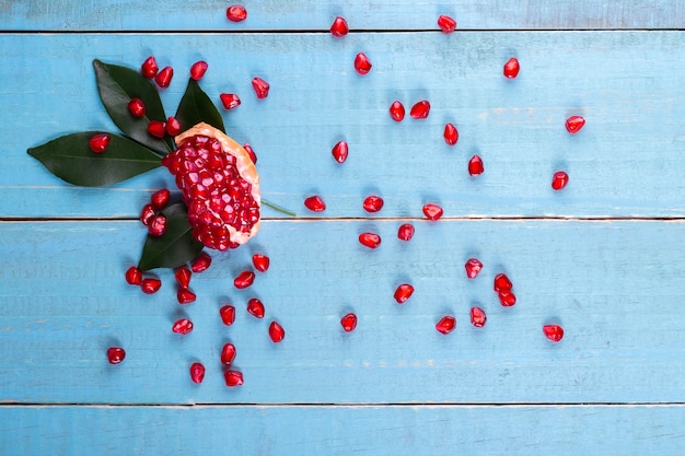 Rijpe granaatappelfruiten op de houten achtergrond