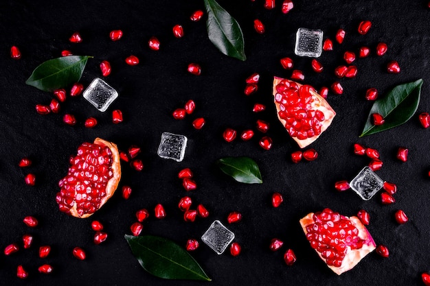 Rijpe granaatappelfruiten op de houten achtergrond