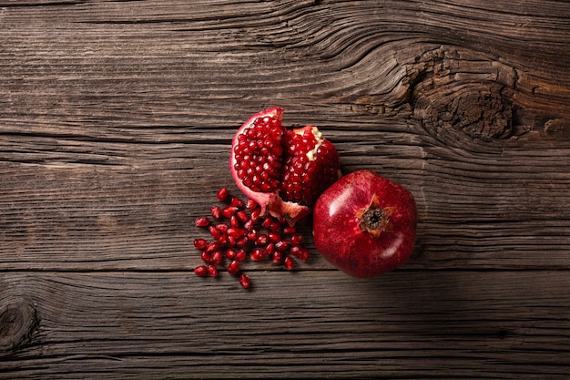 Rijpe granaatappelfruiten op de houten achtergrond