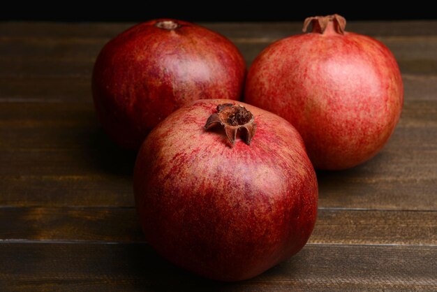 Foto rijpe granaatappels op tafel close-up