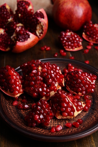 Rijpe granaatappels op tafel close-up