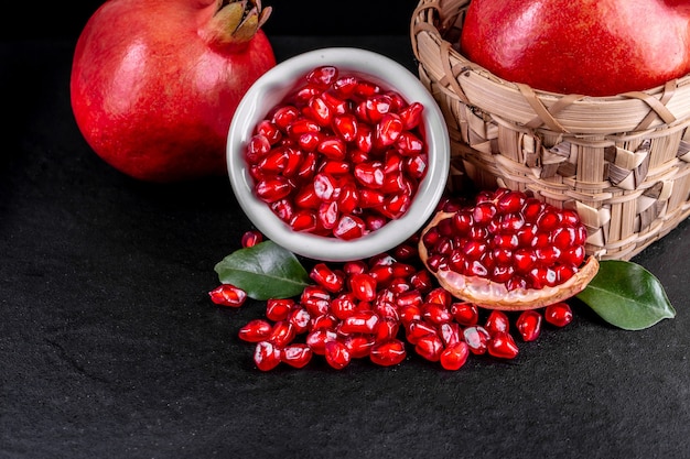 Rijpe granaatappelvruchten op de houten achtergrond