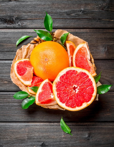 Rijpe grapefruit in de mand