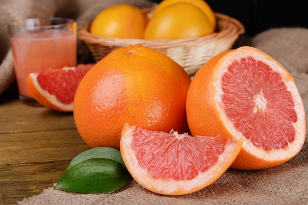 Rijpe grapefruit op tafel close-up